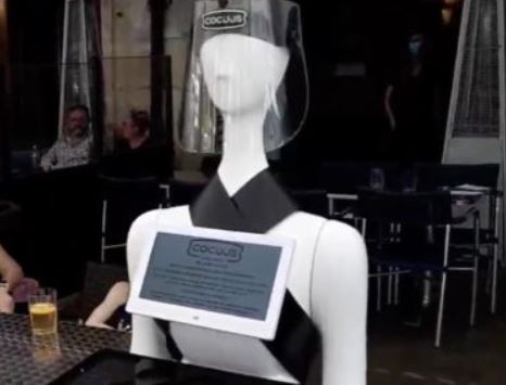 En Pamplona podemos encontrar al androide Alexia sirviendo cervezas en una terraza