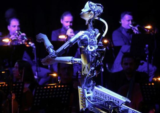 El robot Alter 3 conduce una orquesta sinfónica